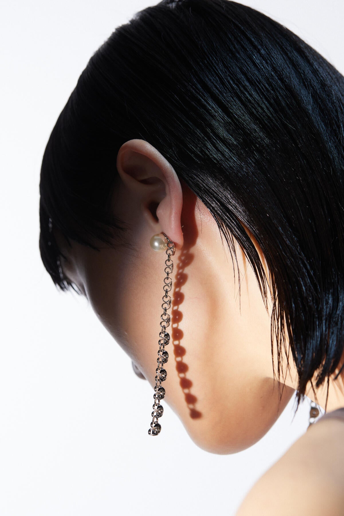 B213_Pearl Drop Earrings_L_04