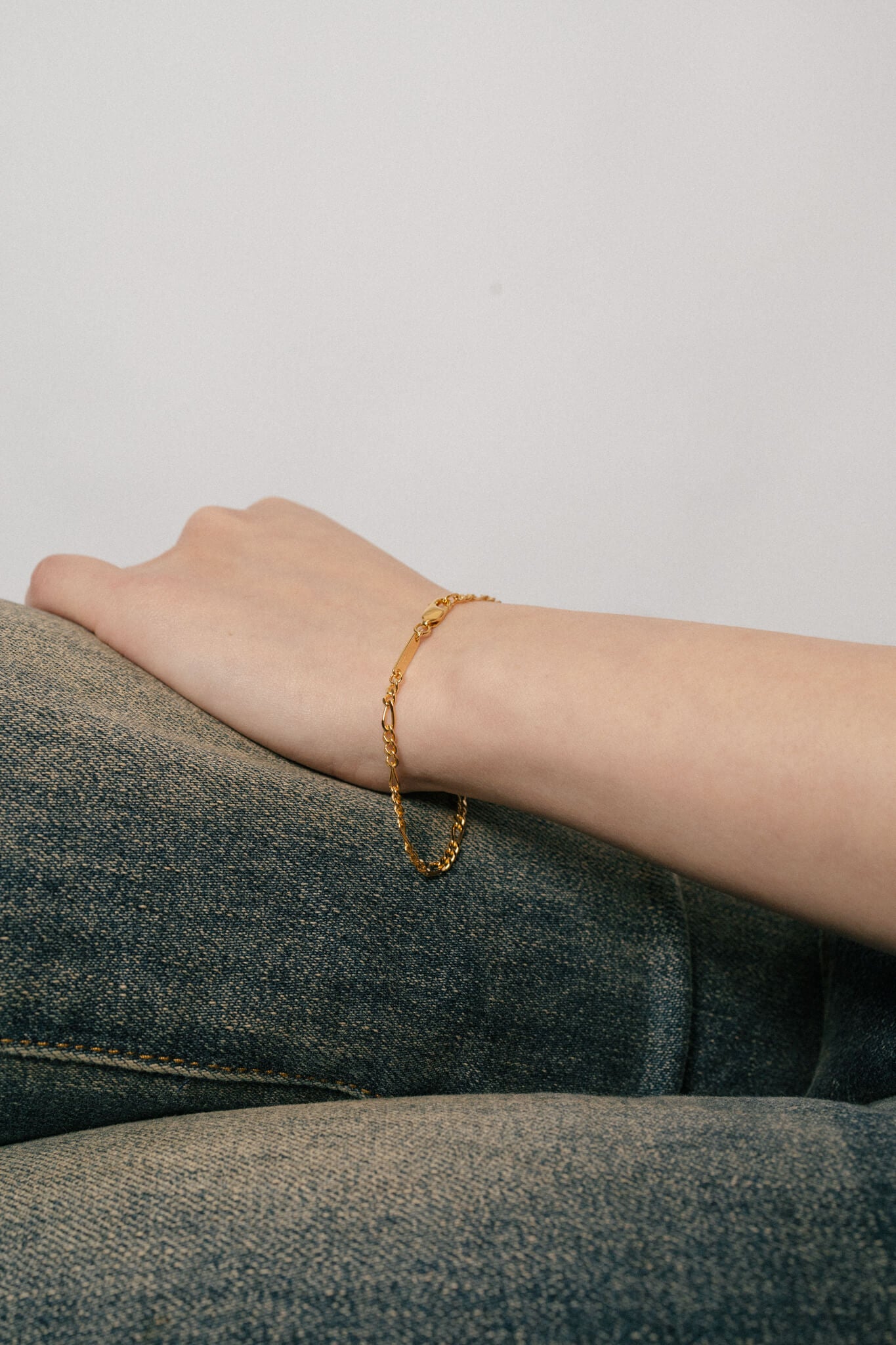 B213_Bo Bracelet Slim Gold_L_03