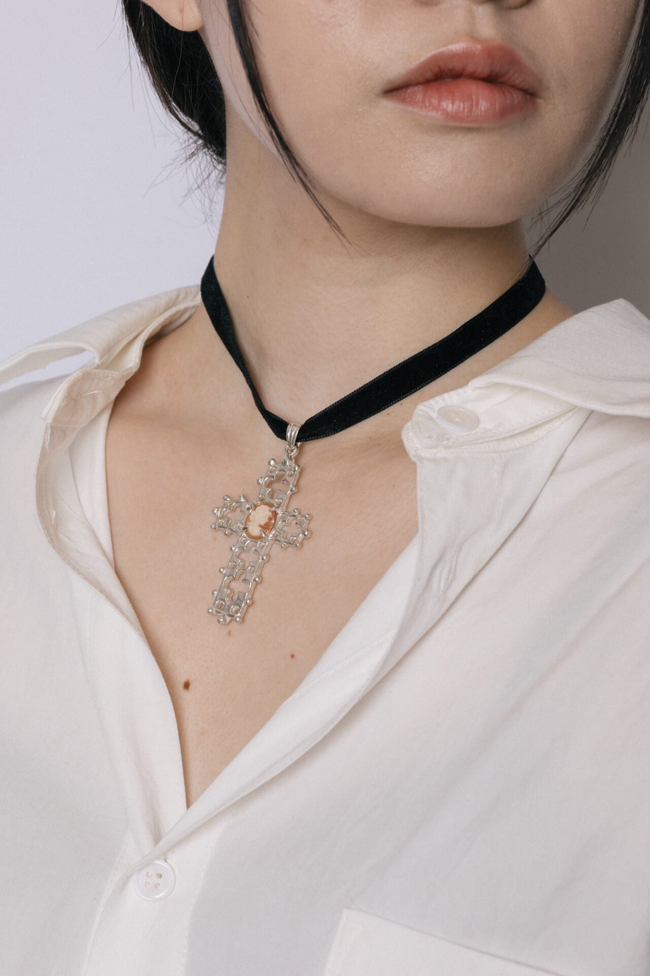 B213_Strombus Cross Choker Necklace_L_01