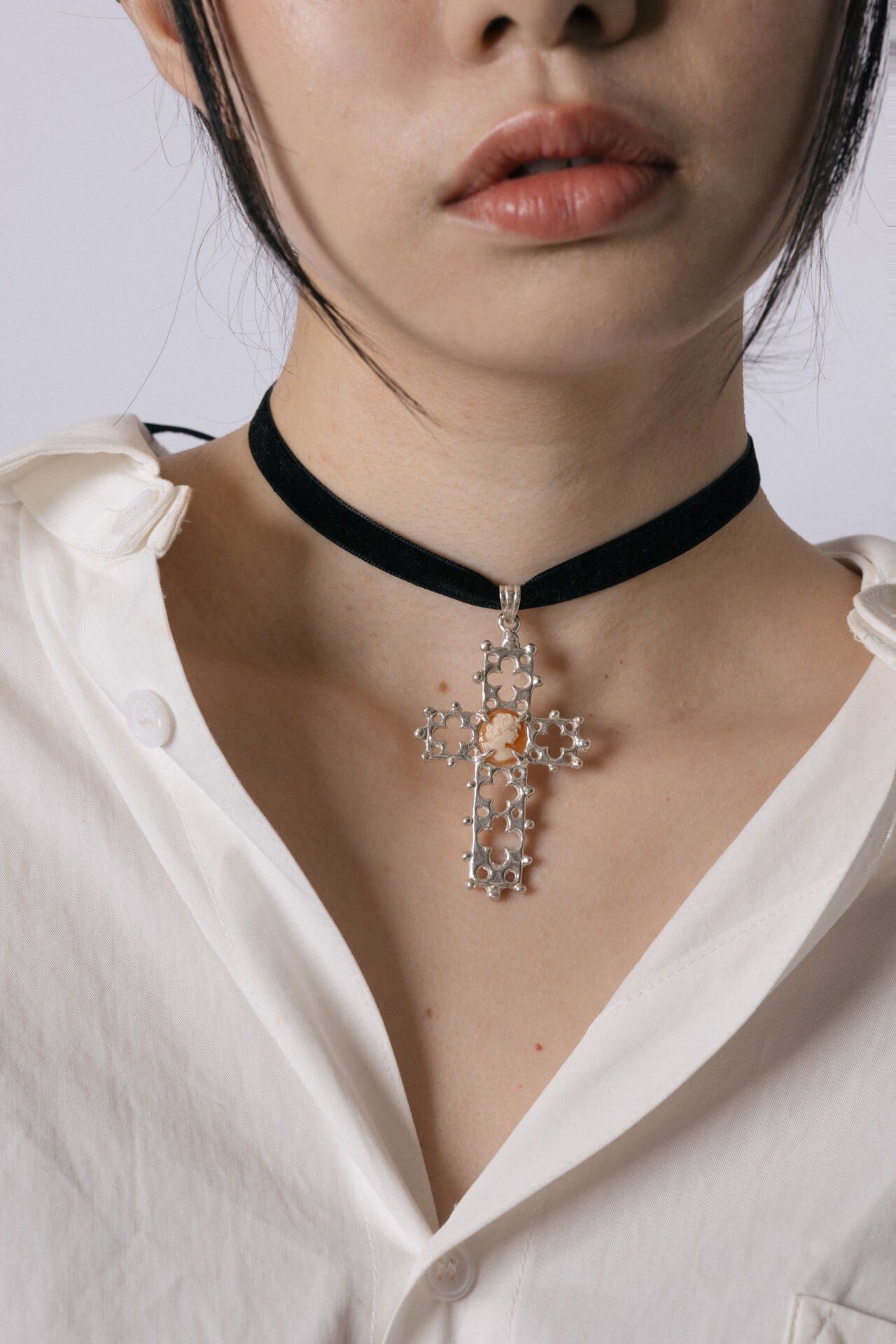 B213_Strombus Cross Choker Necklace_L_02