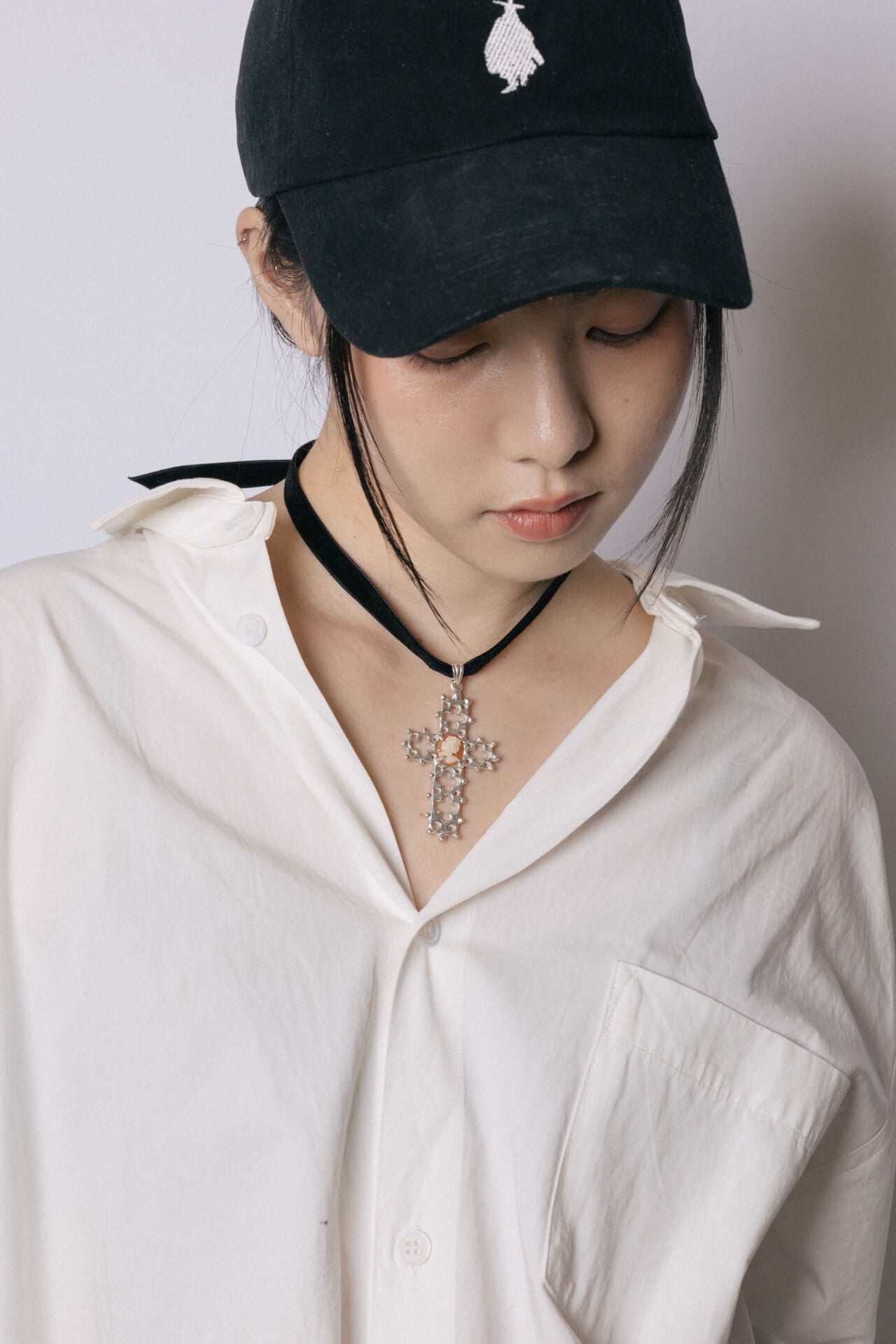 B213_Strombus Cross Choker Necklace_L_03