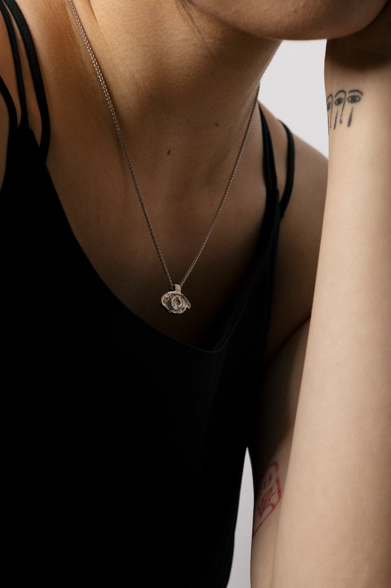 B213_Protective Pendant Eye Necklace_L_05