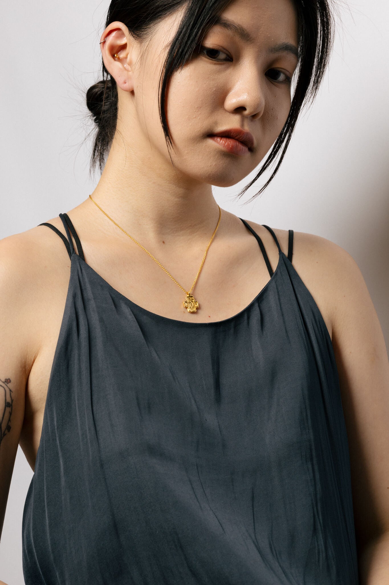B213_Protective Pendant Cross Necklace_L_01