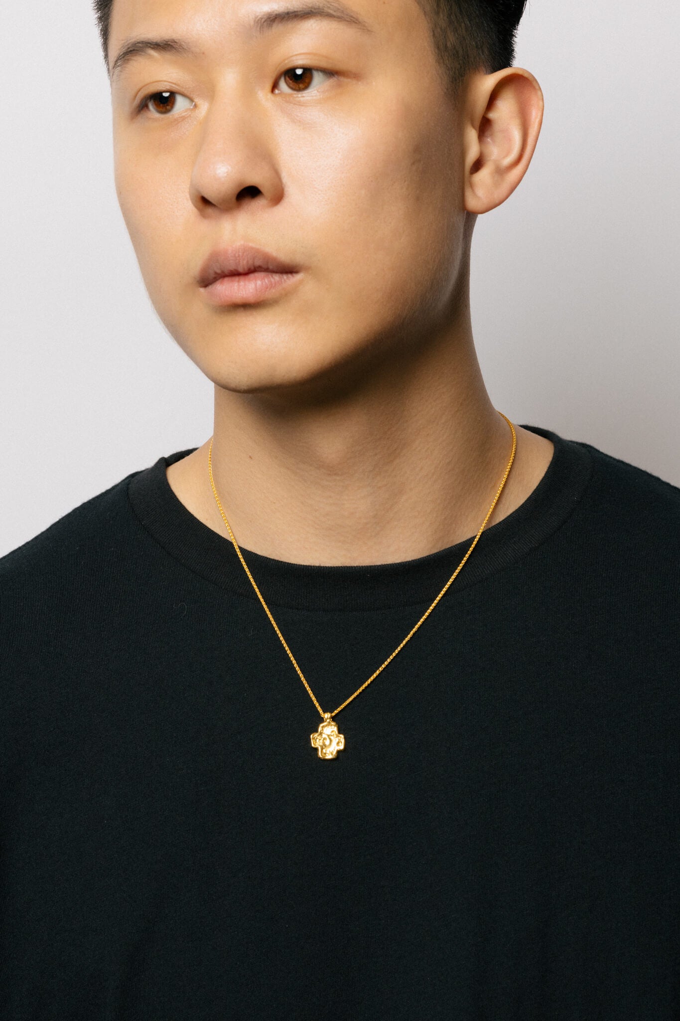 B213_Protective Pendant Cross Necklace_L_02