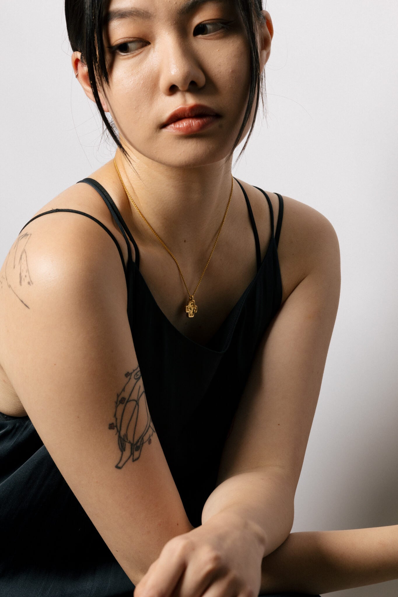 B213_Protective Pendant Cross Necklace_L_03