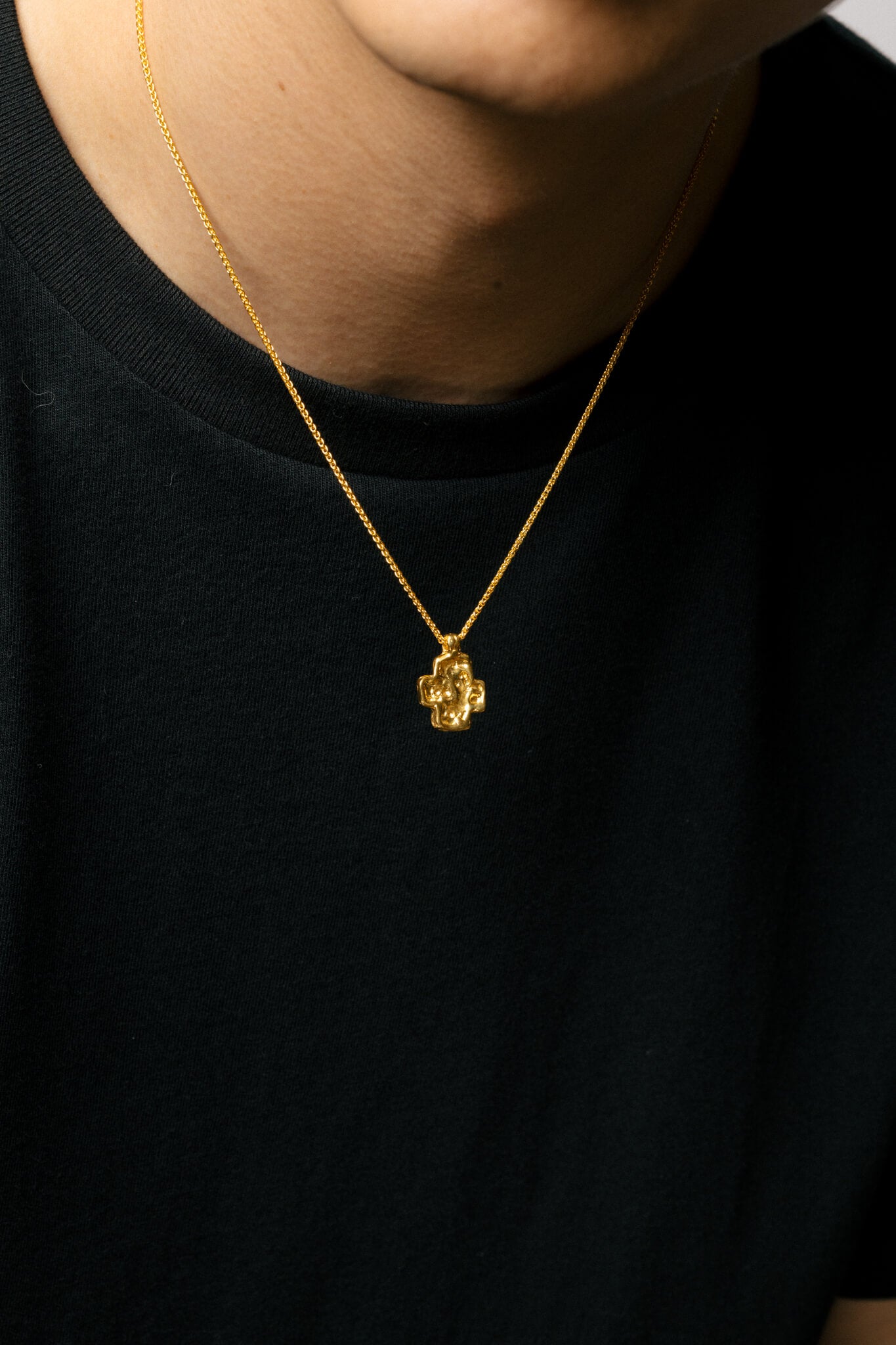 B213_Protective Pendant Cross Necklace_L_04