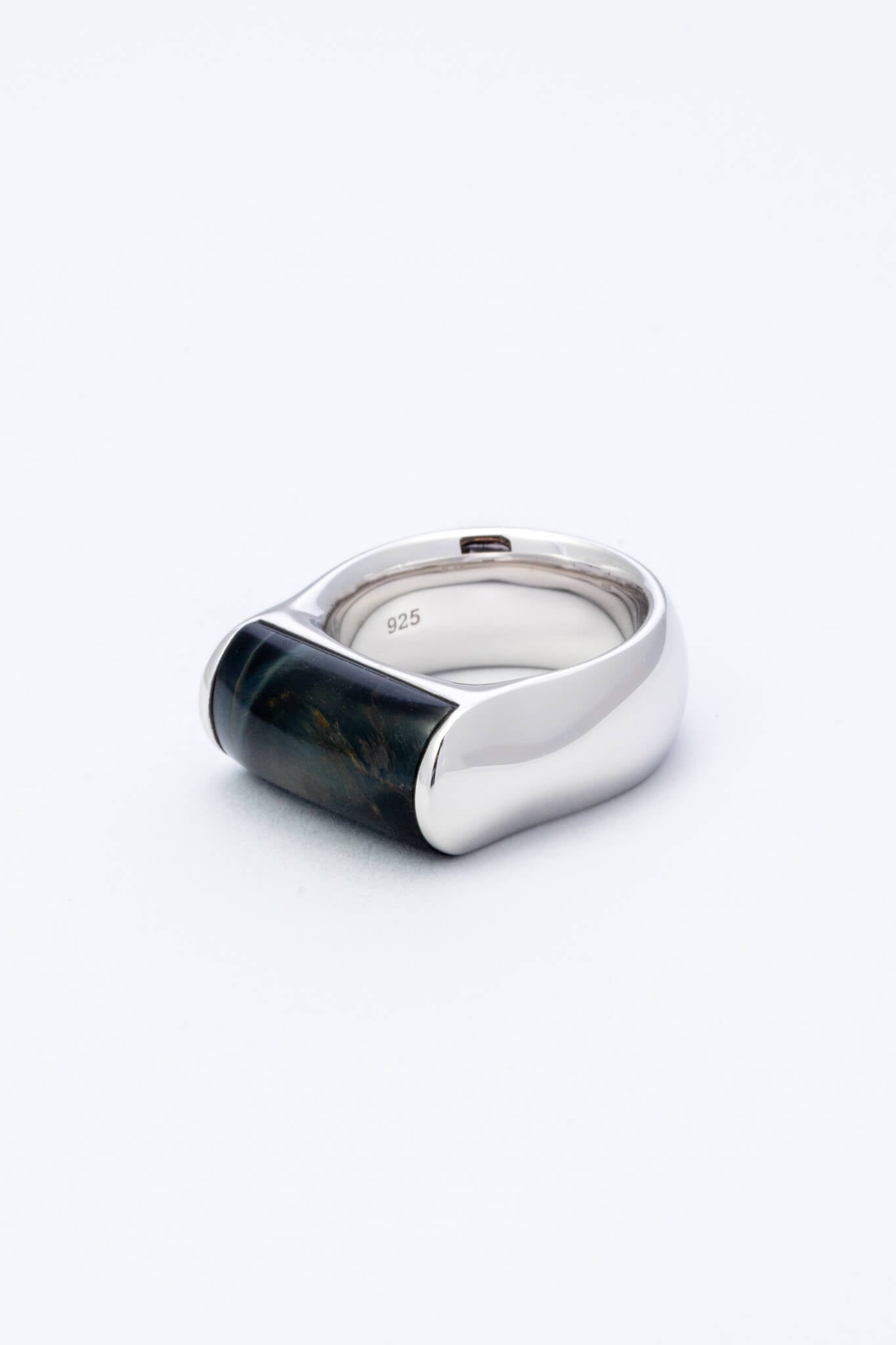 B213_Crest Ring - Blue Hawk Eye_L_03