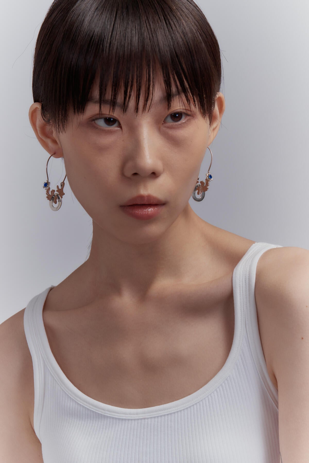 B213_Small Silver Jagged Hoop Earrings_L_01
