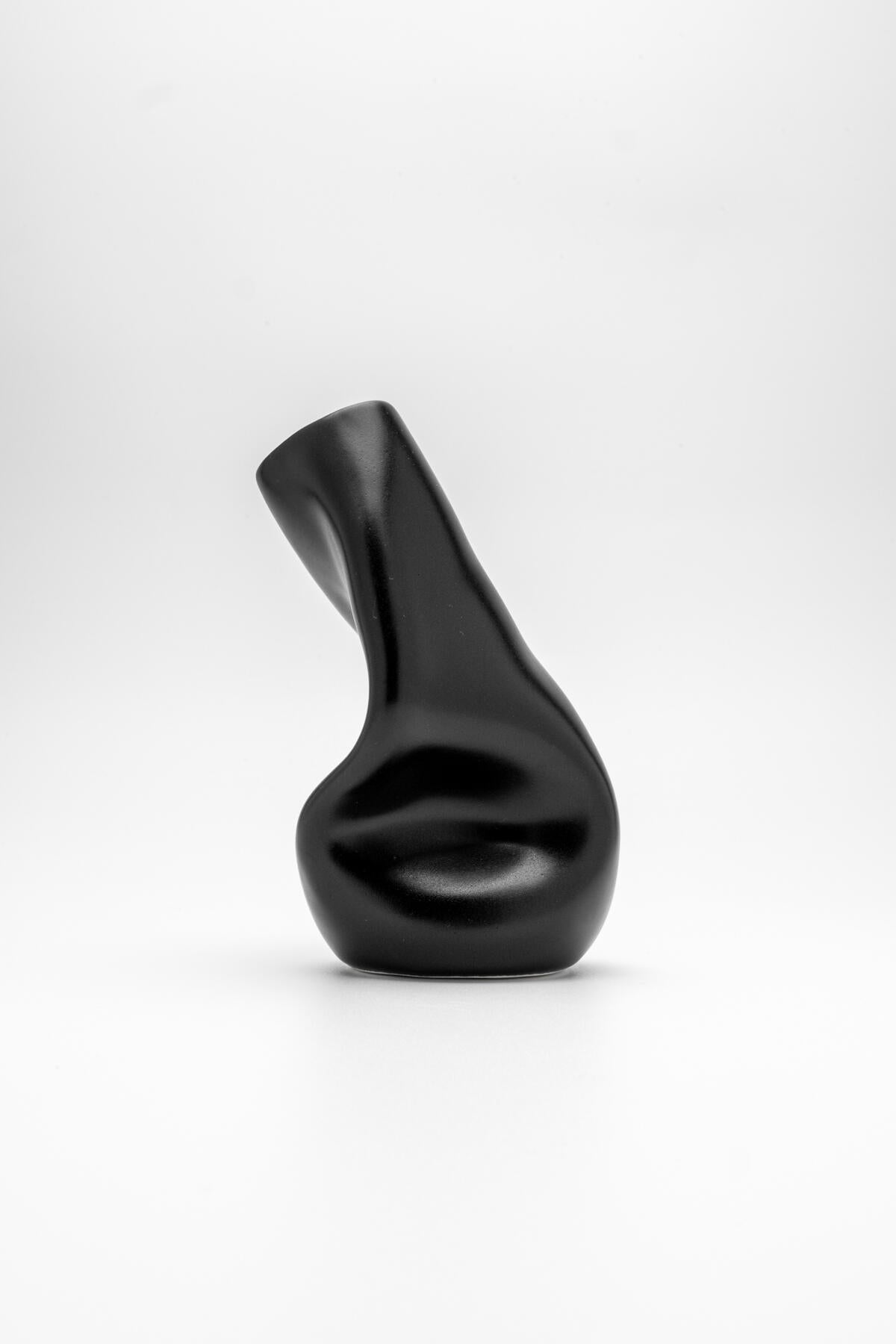B213_Solitude Vase - Matte Black_L_02