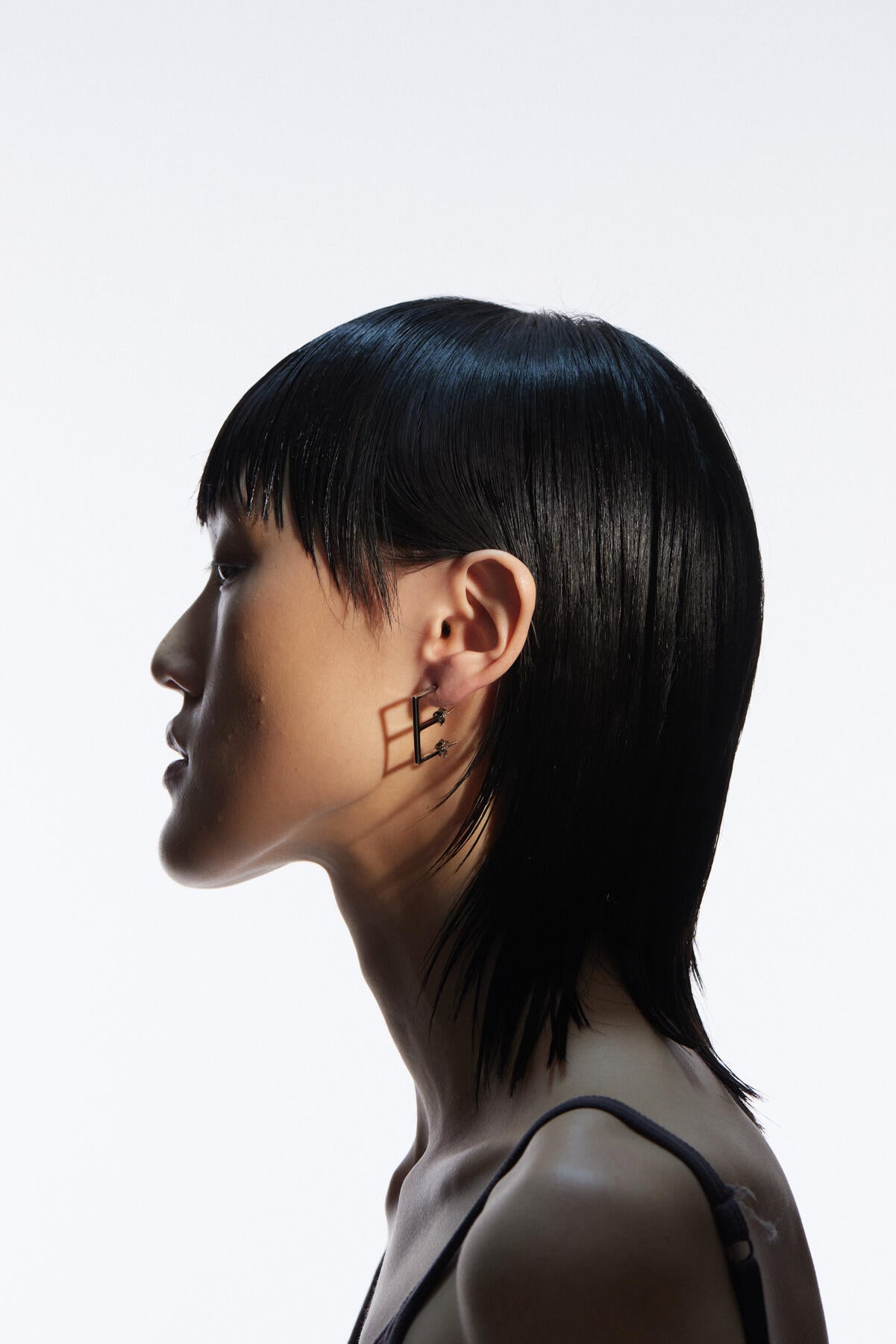 B213_E Alphabet Earring_L_01
