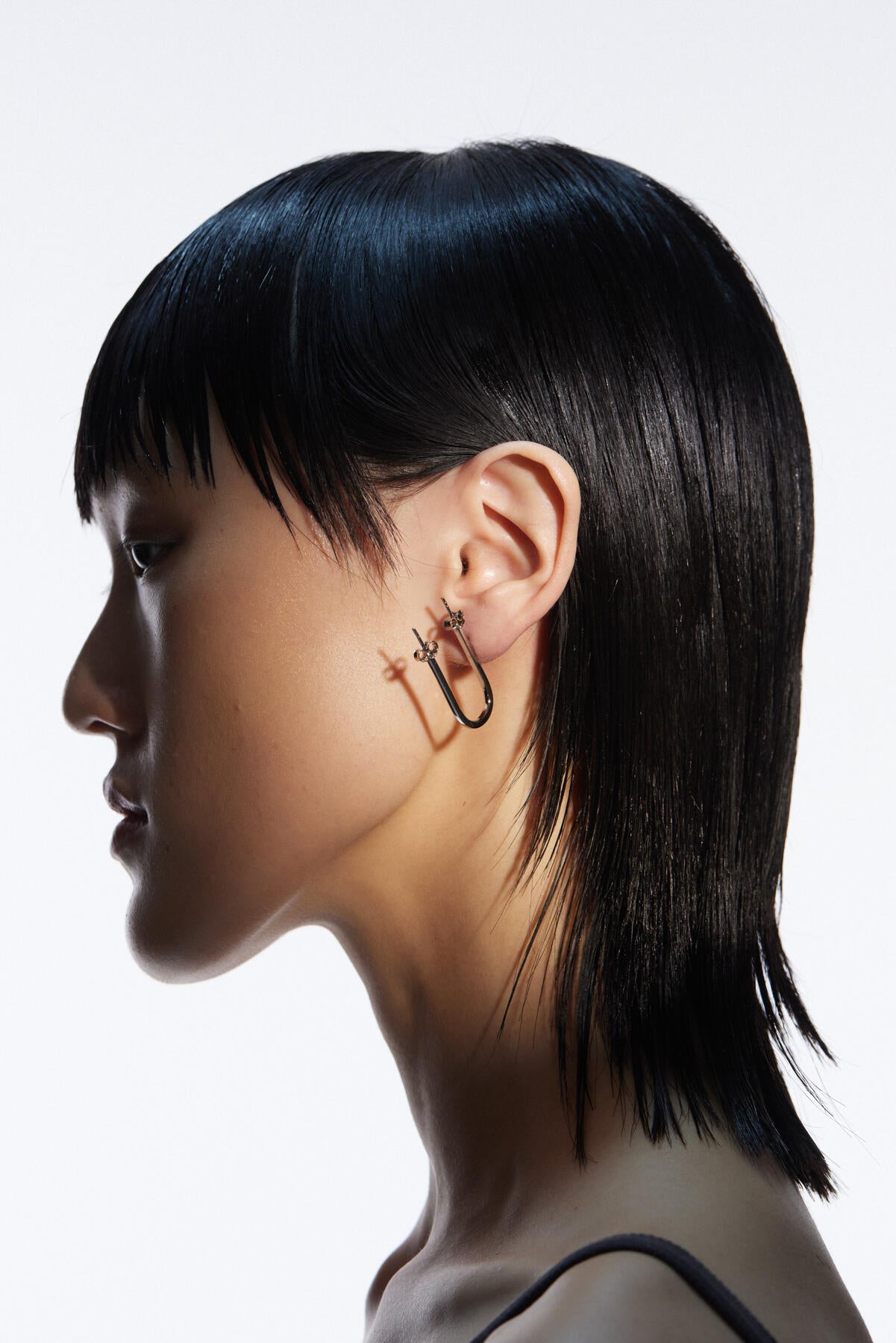 B213_U Alphabet Earring_L_01