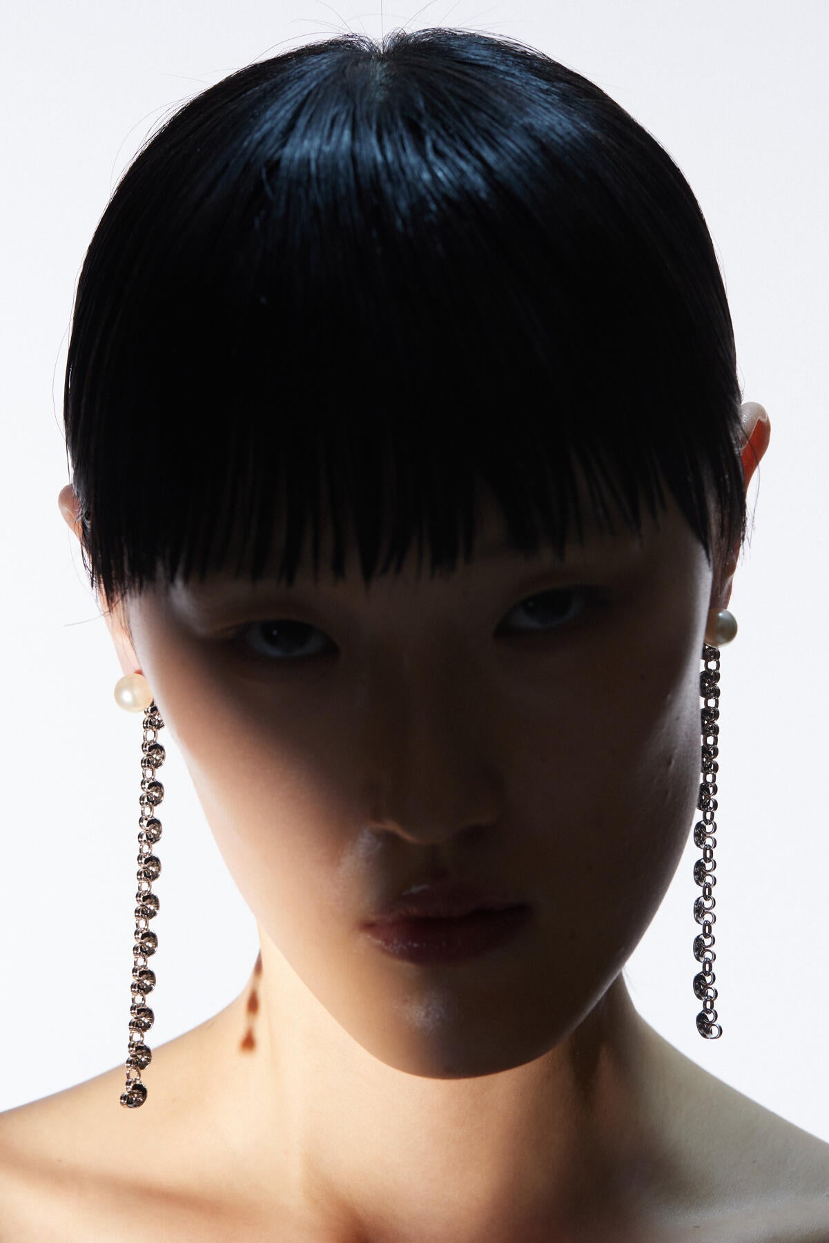 B213_Pearl Drop Earrings_L_02