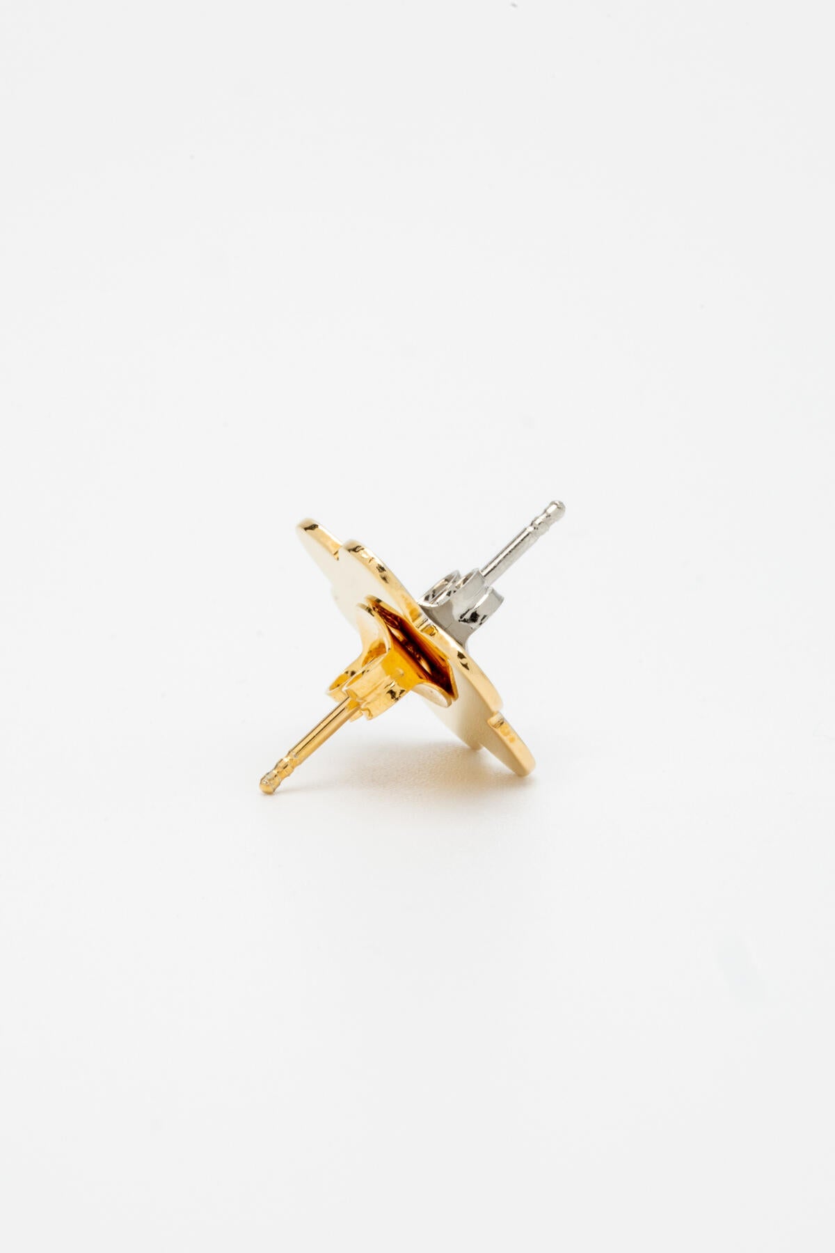 B213_Vice Versa Flower Studs_L_03