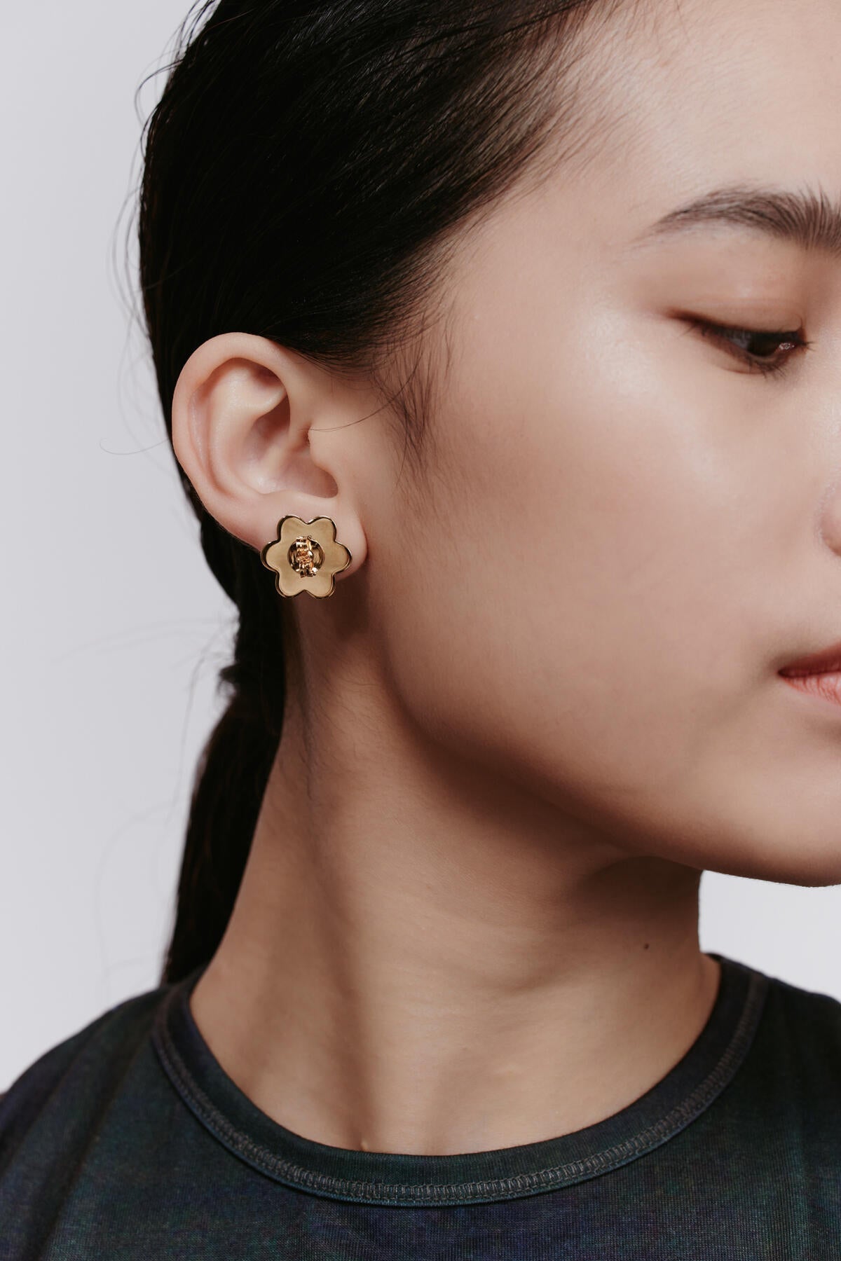 B213_Vice Versa Flower Studs_L_01