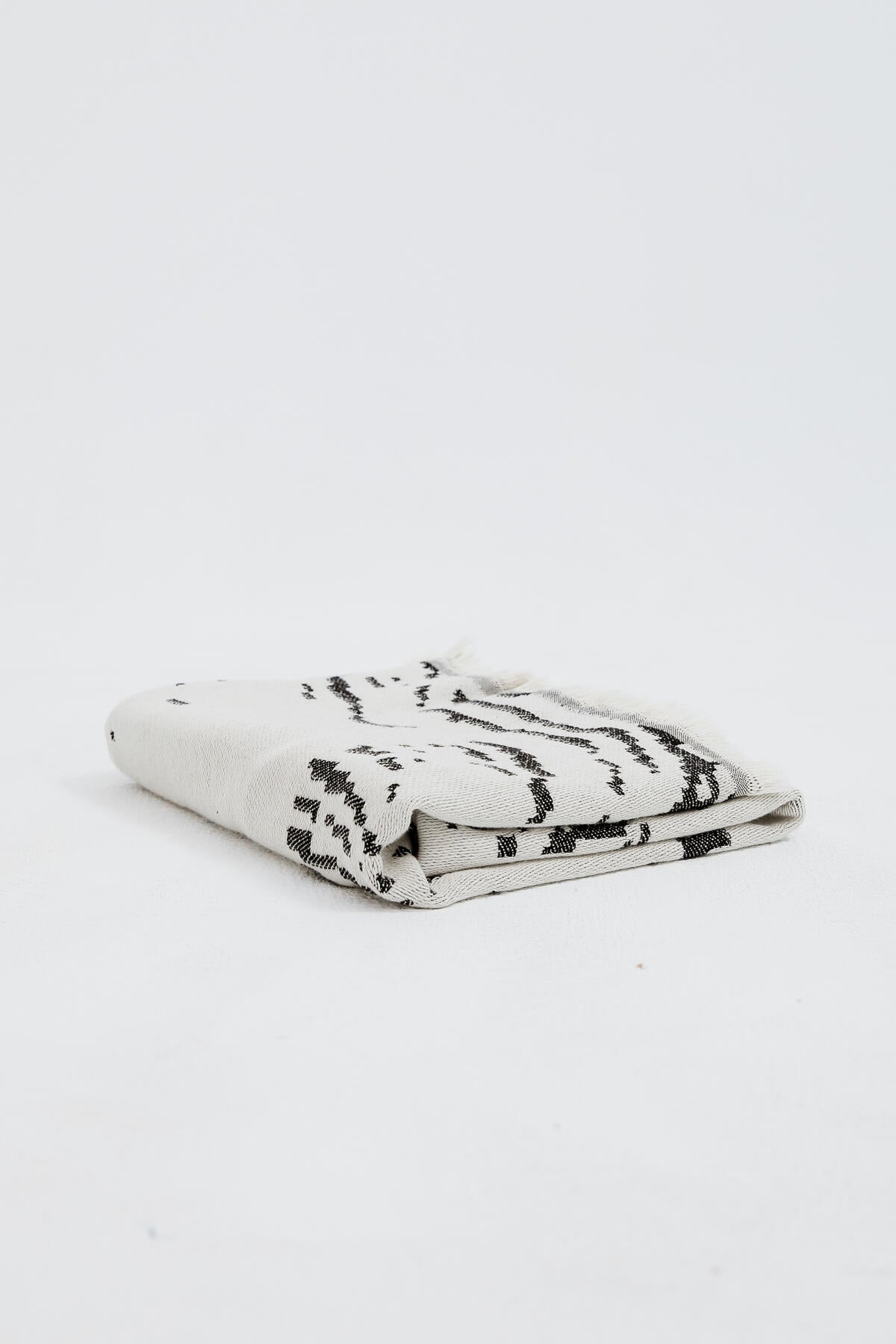 B213_Abstract Woman White Towel_L_02