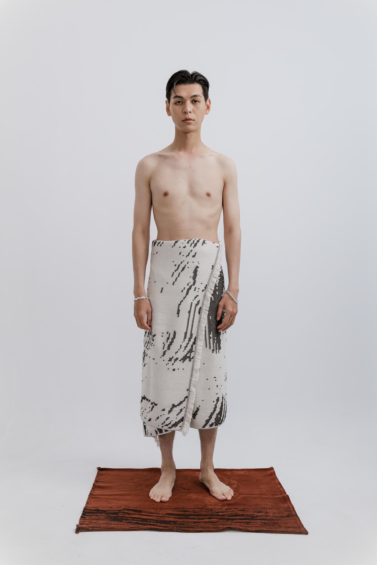 B213_Abstract Woman White Towel_L_02