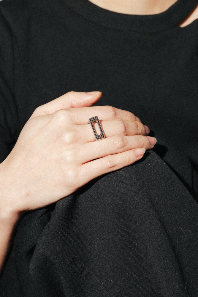 B213_Cage Ring Single Black Spinel_L_06
