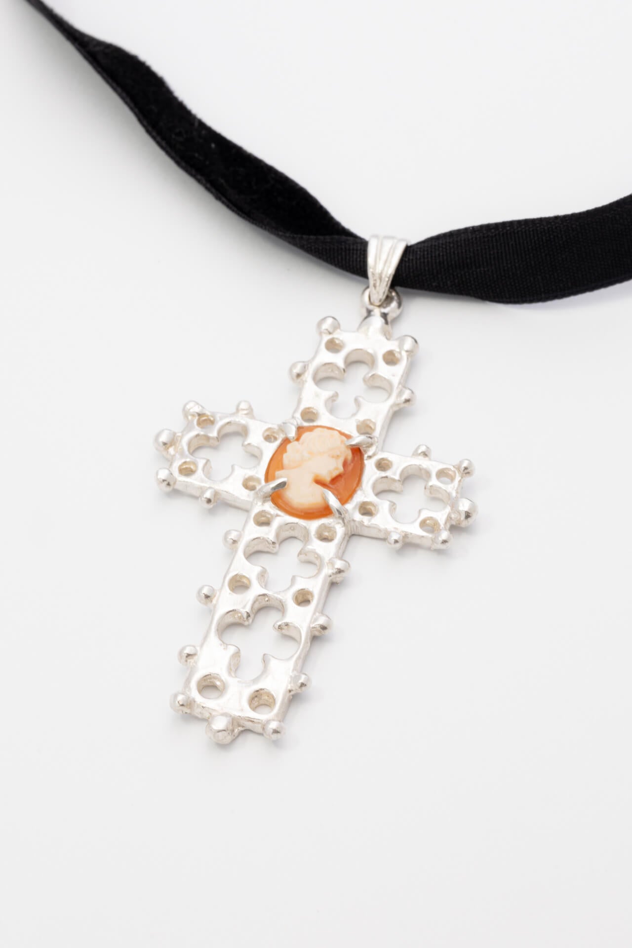 B213_Strombus Cross Choker Necklace_L_02