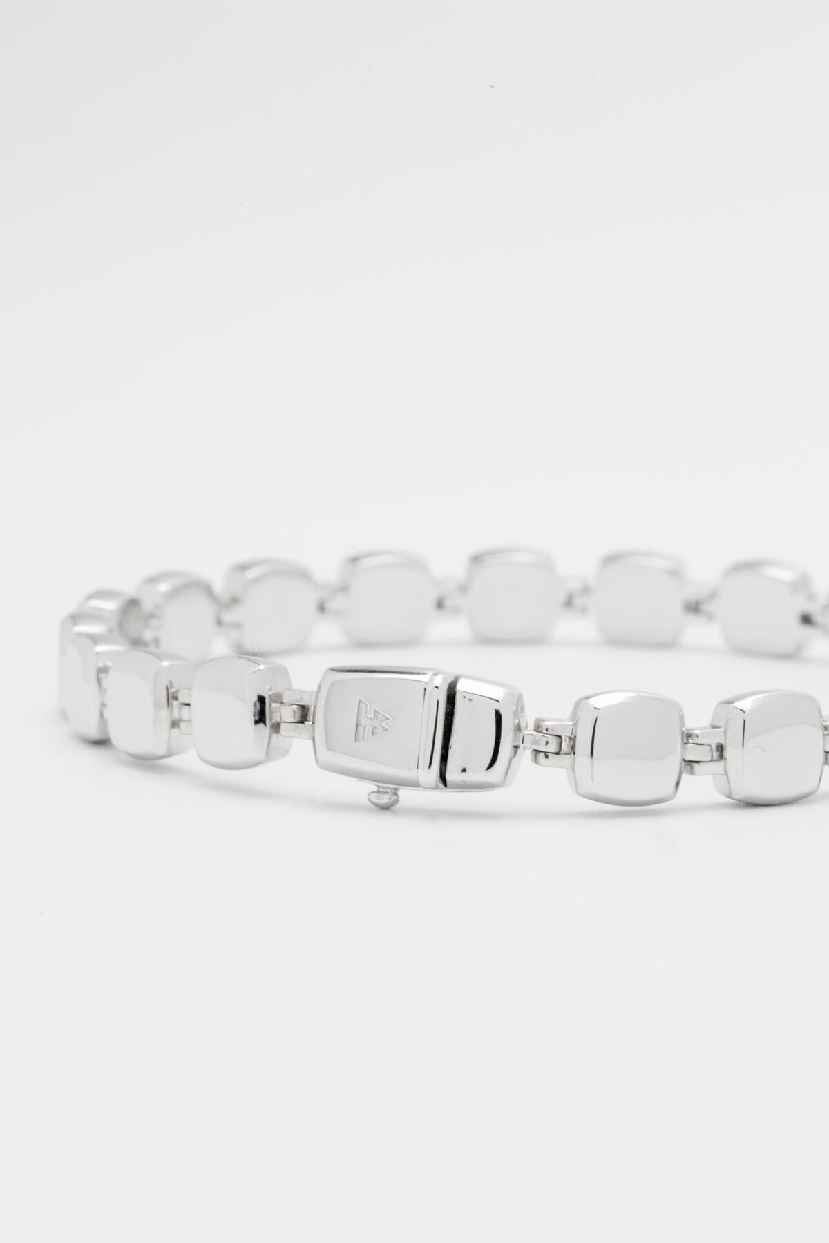 B213_Cushion Bracelet_L_04